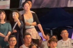 尺度太大！一对情侣场边观赛 男子手不停揉搓女友胸部😲